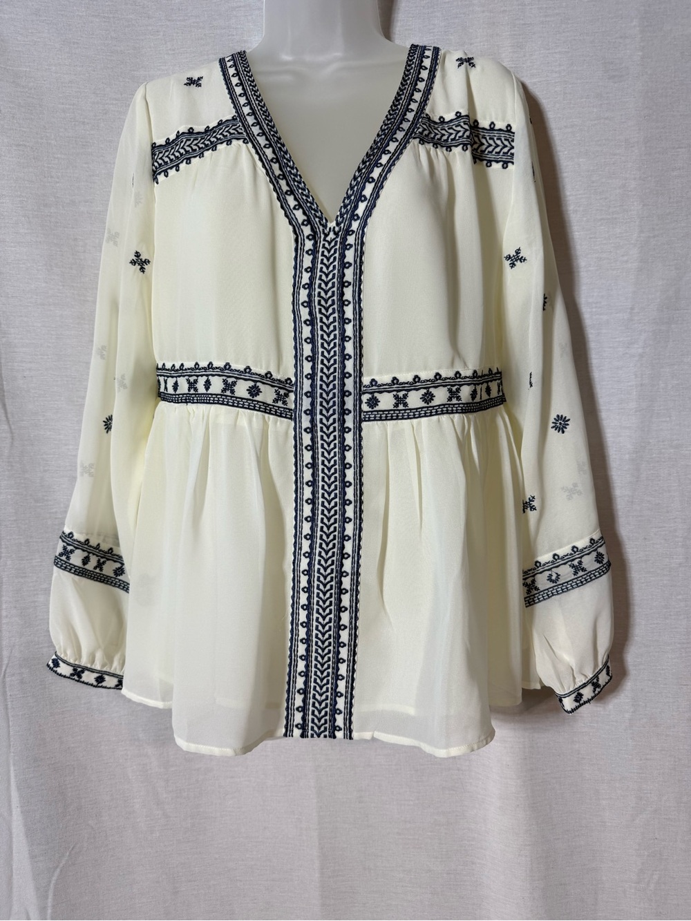 Maette by Anthropologie Ivory Embroidered V-Neck Peasant Tunic Size Medium